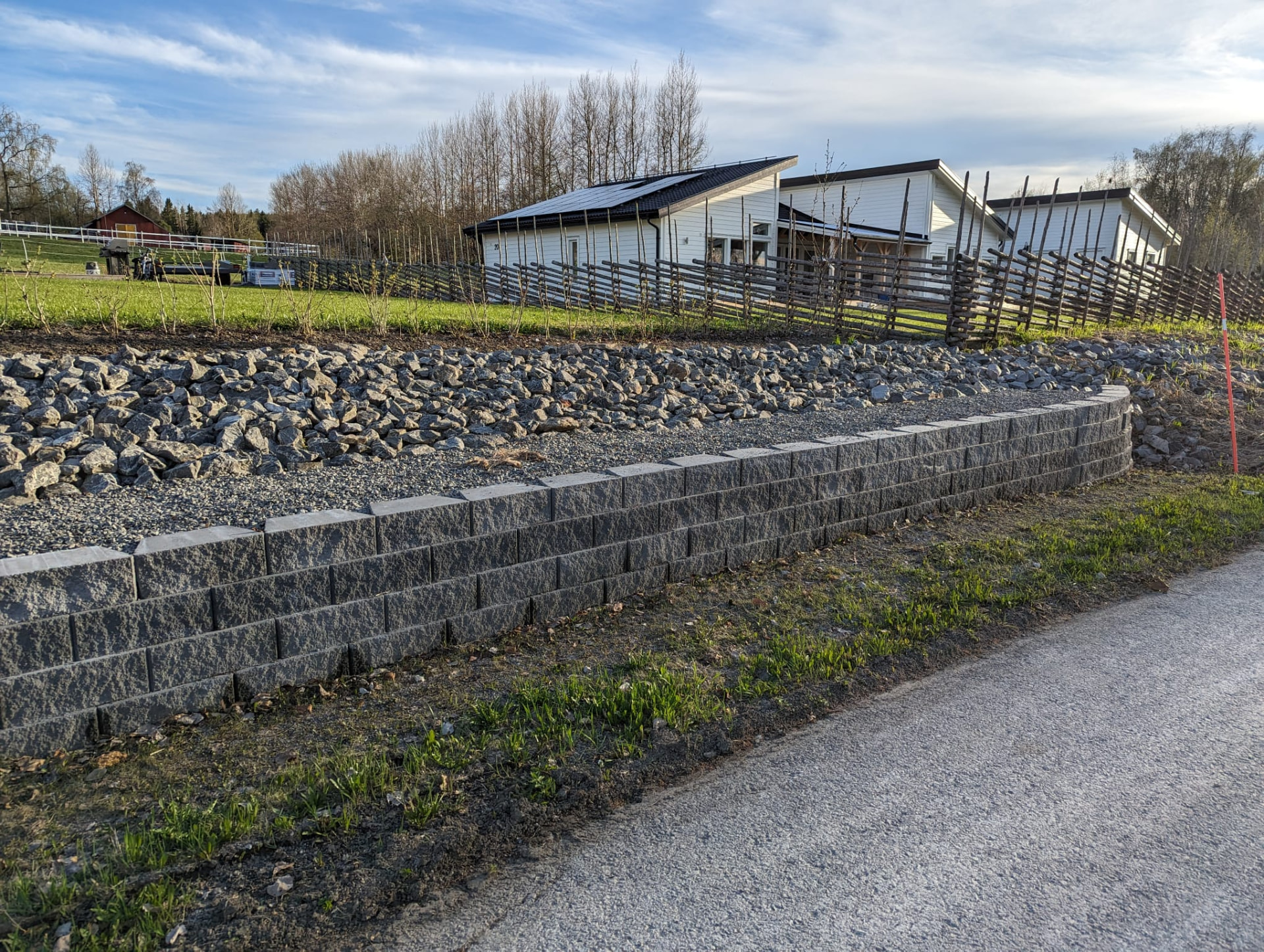 Stödmur med dränerande makadam