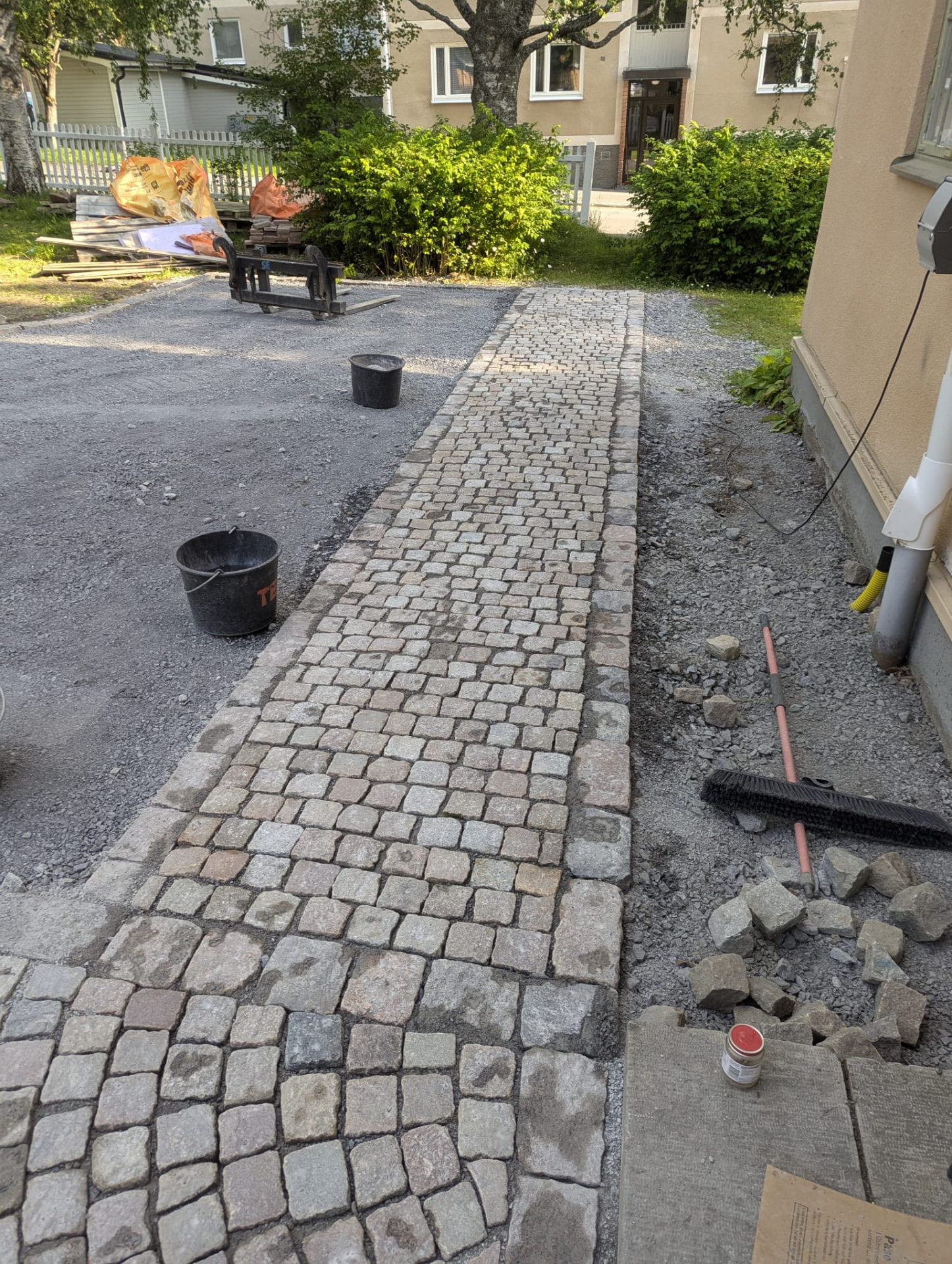 Stenlagd gång vid villa