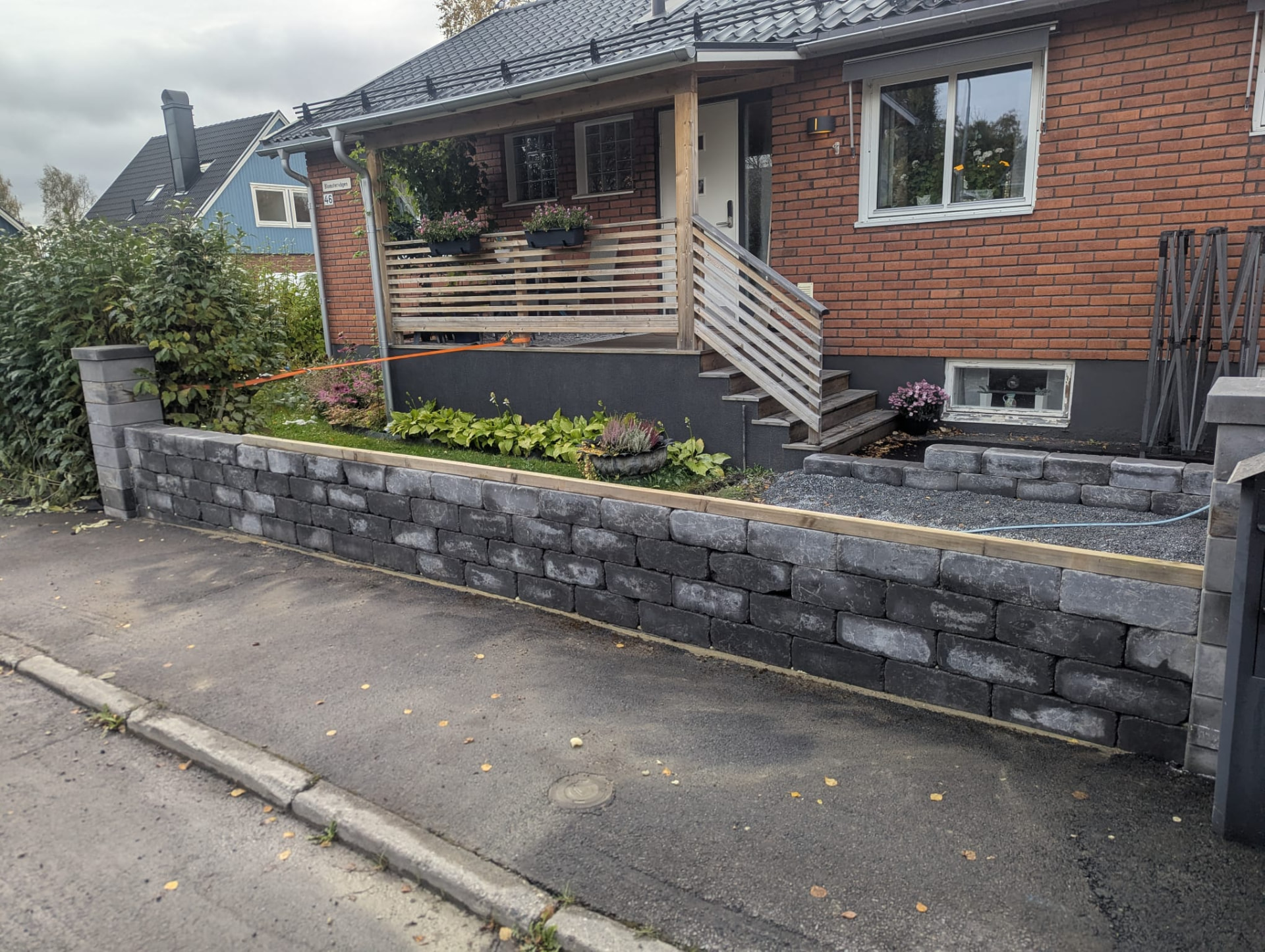 Plattsatt gång och stödmur